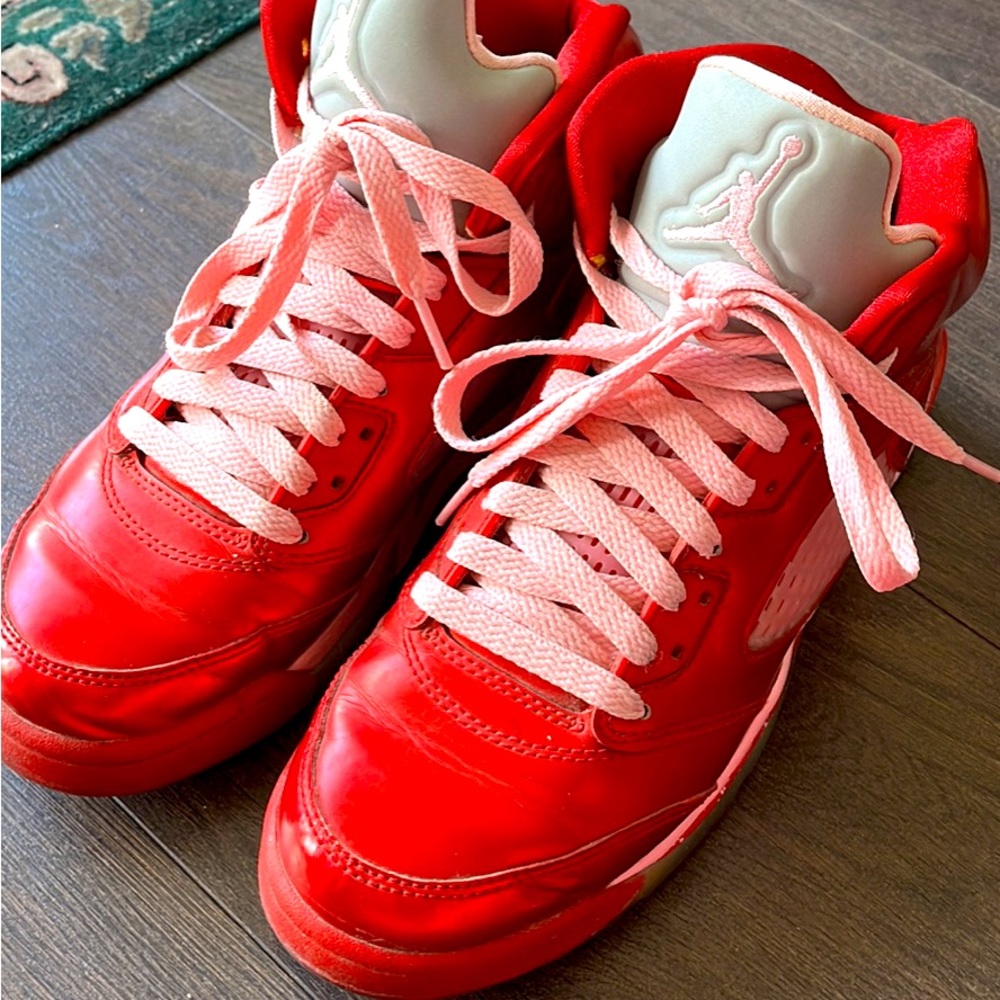 Air Jordan - Girl/Woman Retro 5 Valentines 2013 Size US 5Y (fits like a US 7)